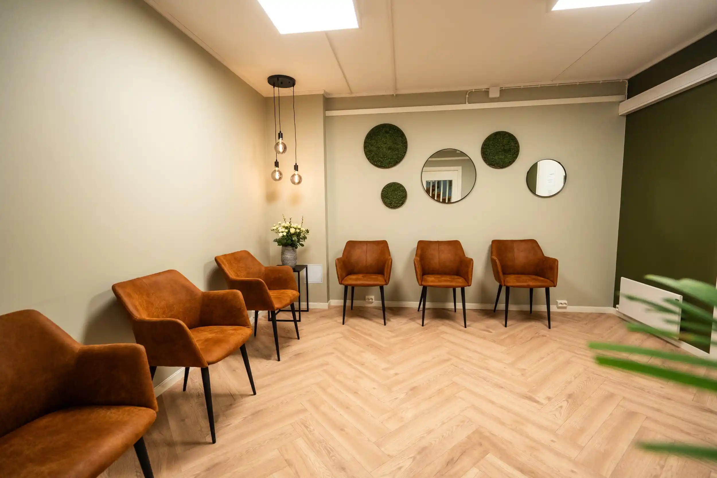 Venterom med grønne detaljer
